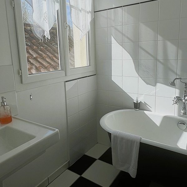 Vue d'ensemble de la salle de bain de la chambre Romantique